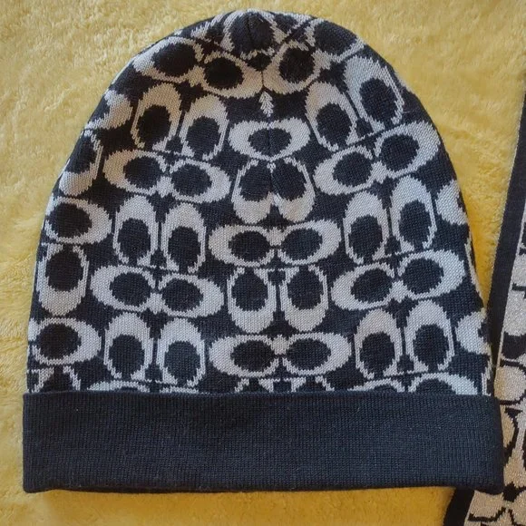 Coach winter hat and scarf set - Picture 7 of 7